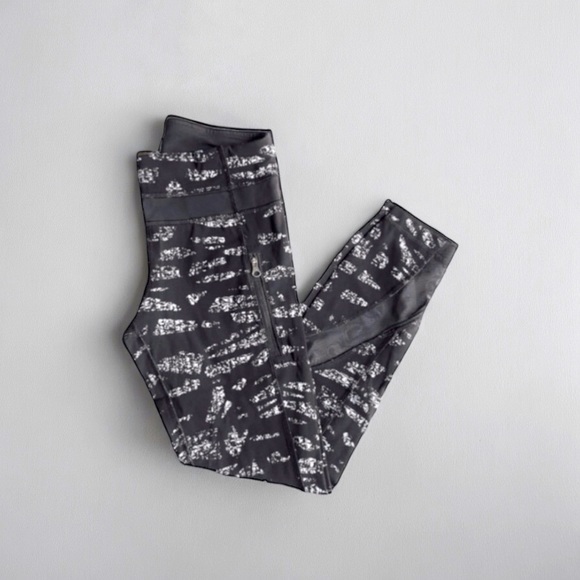 Lululemon Cropped Leggings Size 4 Black White Print 21.5” Inseam Athleisure - Picture 4 of 10